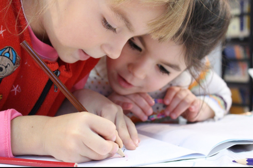 Kinder beim Lernen Kinder beim Lernen